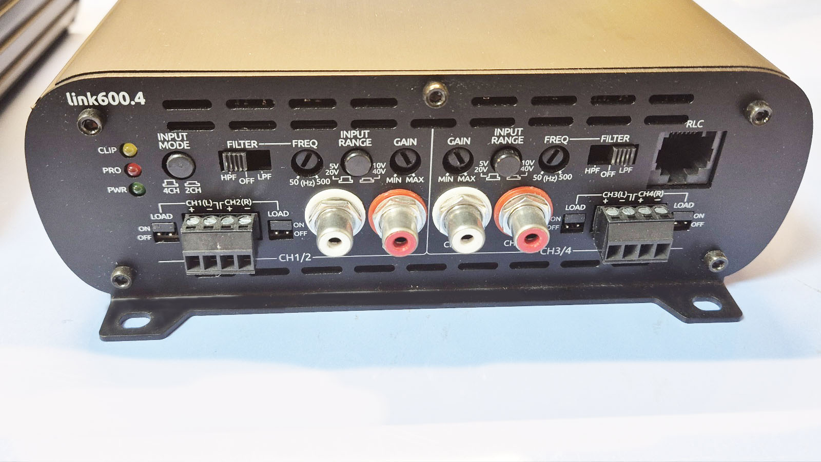 컴팩트 사이즈 미니앰프 link 600.4D(사진 우측)