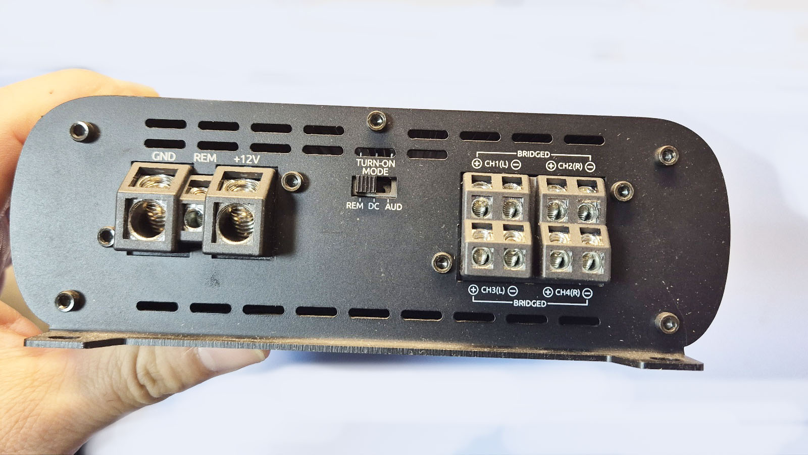 컴팩트 사이즈 미니앰프 link 600.4D(사진 우측)