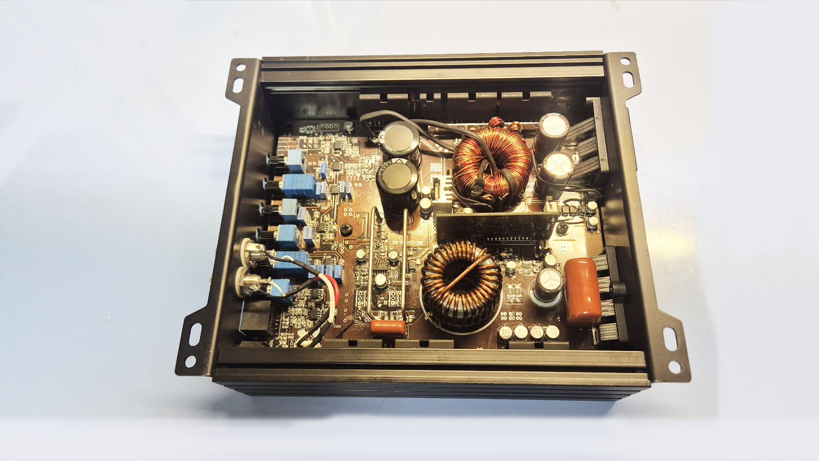 컴팩트사이즈 100와트2채널 미니앰프