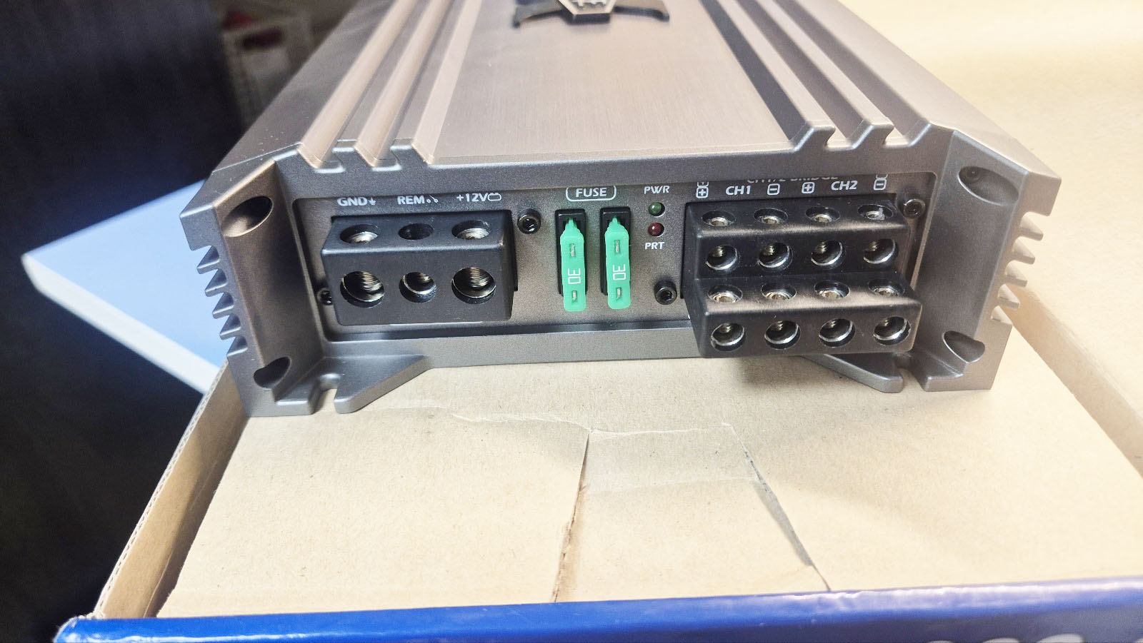 컴팩트사이즈 XFR 2000.4 150와트4채널 앰프